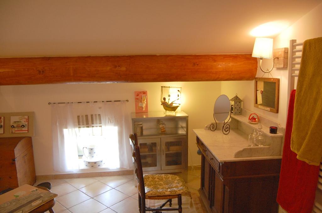 Maison D'Hotes Le Mas De Lila Vers Pont du Gard Bilik gambar